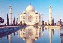 एक शहंशाह ने बनवा के हंसी ताजमहल